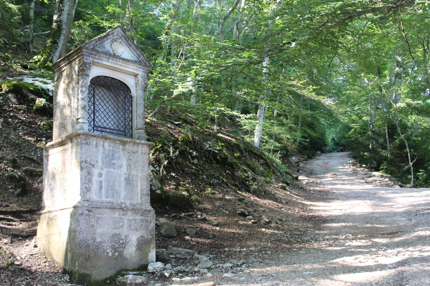 Stenen oratorium langs het bospad naar de grot, op de route van de Chemin des Roys. Foto: René Hourdry, CC BY-SA 4.0