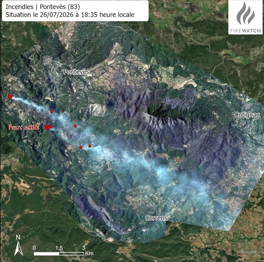 Satellietkaart van Firewatch met actieve brandhaarden bij Pontevès, een rookpluim die vanaf het brandgebied richting Cotignac en Correns drijft, situatie zondagavond 26 juli 2026 om 18.35 uur.