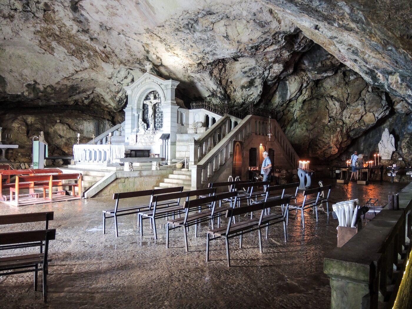 Het ruime grotinterieur van de Grotte de Sainte-Marie-Madeleine met altaar en stoelen. Foto: Espirat, CC BY-SA 4.0