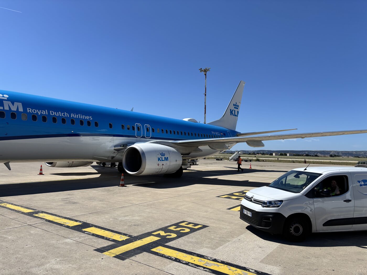 Een KLM-toestel op de tarmac van luchthaven Marseille-Provence