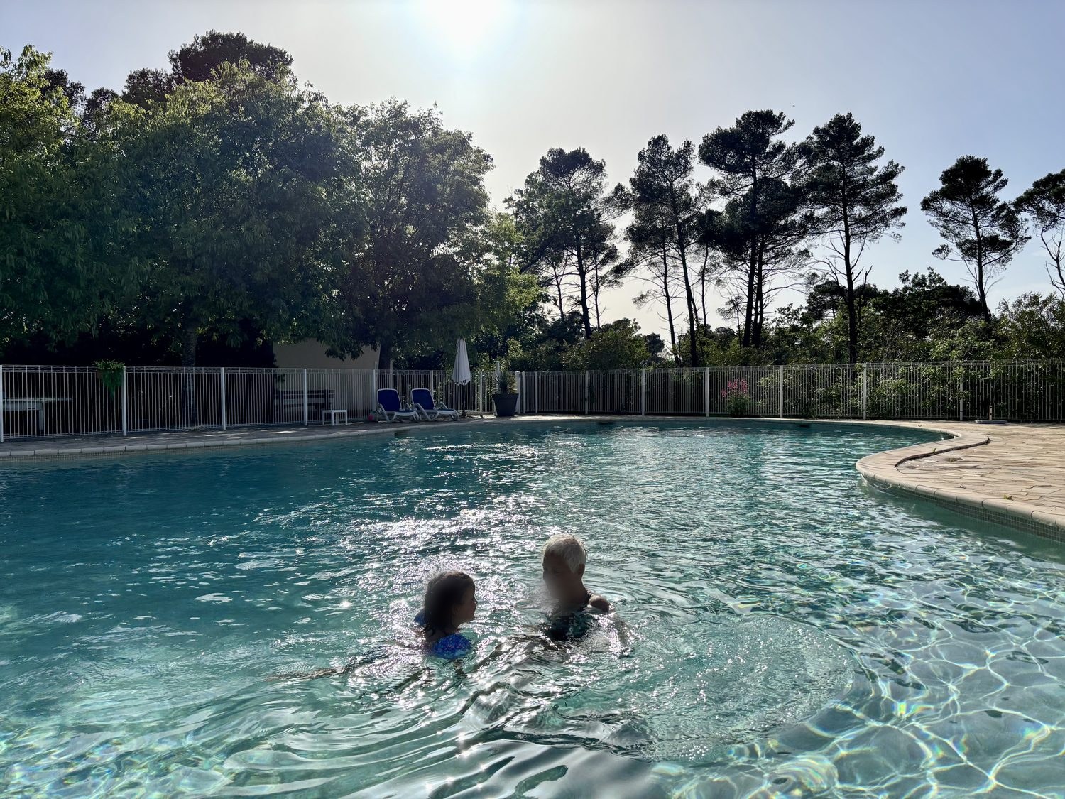 Omheind gemeenschappelijk zwembad bij de receptie van Résidence La Vallée de la Sainte Baume