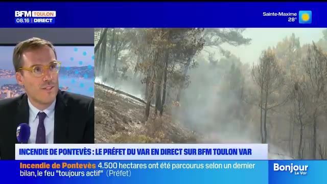 Prefect van de Var Simon Babre tijdens een live interview op BFM Toulon Var over de bosbrand bij Pontevès, met luchtbeelden van het brandgebied.