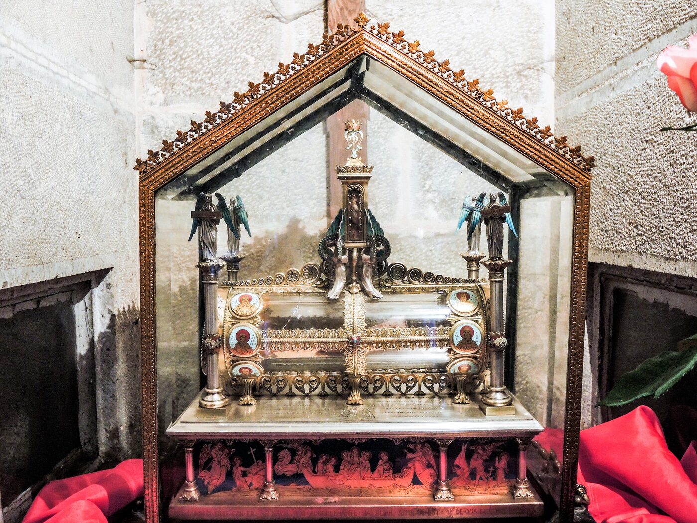 Vergulde reliekschrijn van Maria Magdalena in de grot van de Sainte-Baume. Foto: Espirat, CC BY-SA 4.0